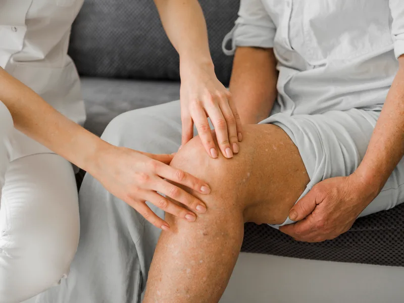 Chiropractic care for knee pain at Wellness Revolution in Evanston